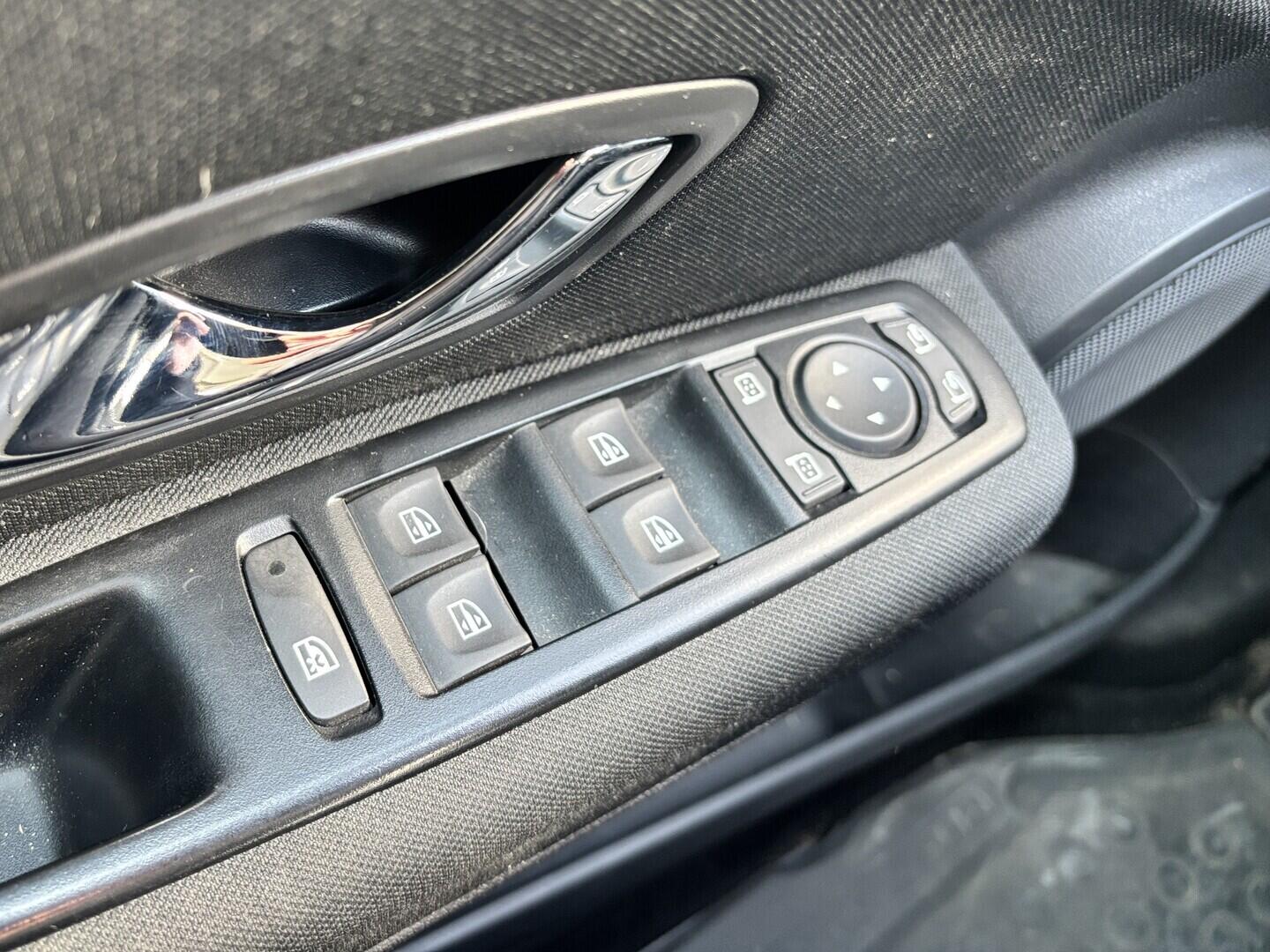 OZ190V01626_24.webp_MÉGANE Limited 1.6 SCe 81 kW manuál