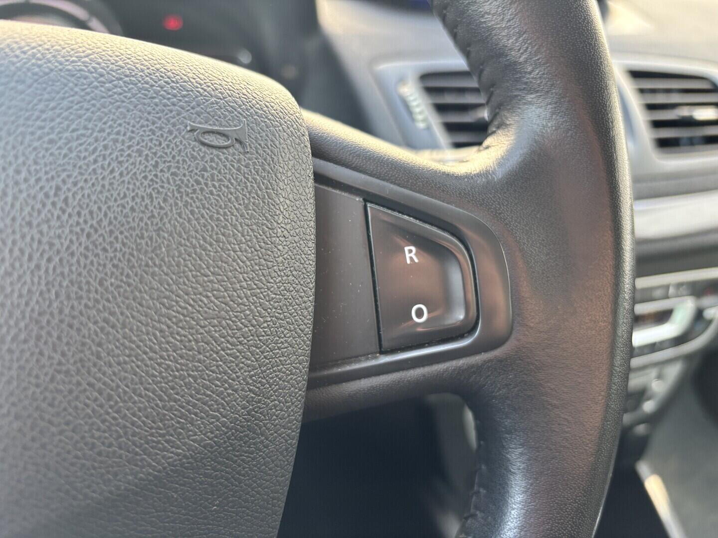 OZ190V01626_27.webp_MÉGANE Limited 1.6 SCe 81 kW manuál