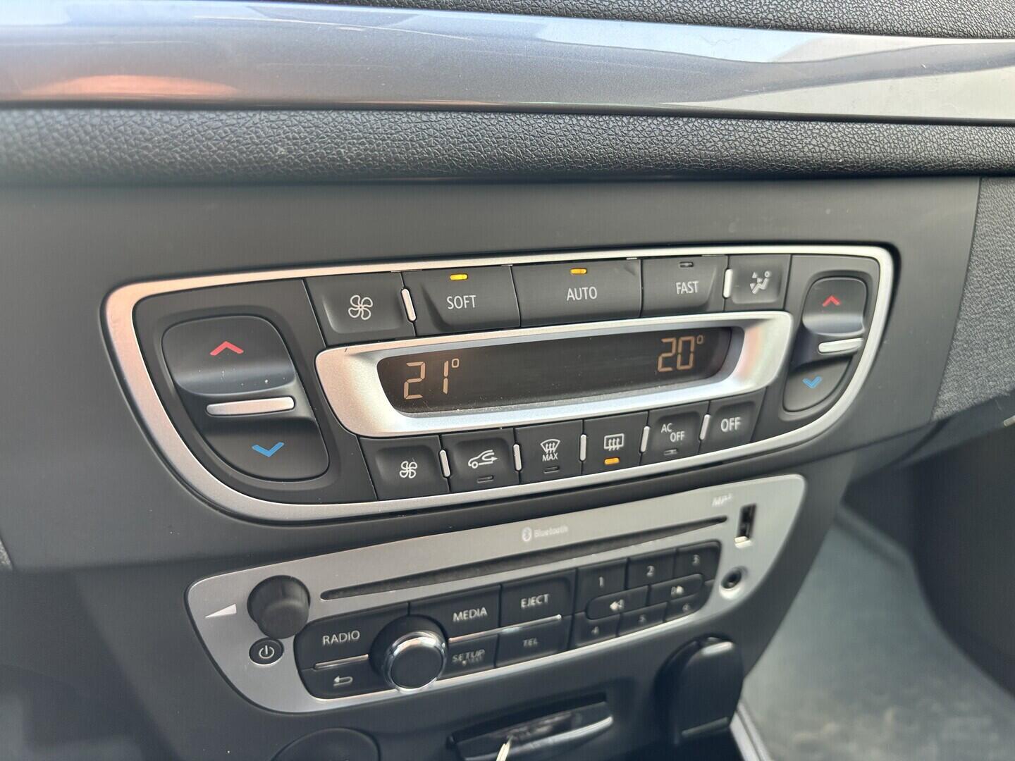 OZ190V01626_29.webp_MÉGANE Limited 1.6 SCe 81 kW manuál