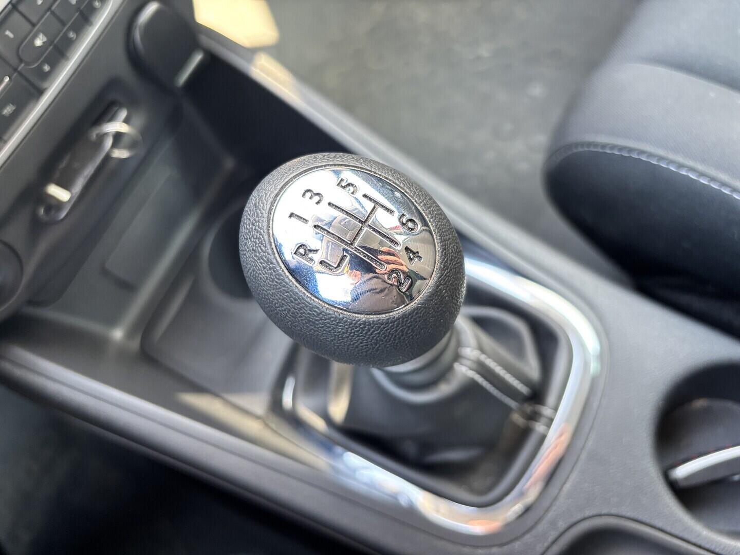 OZ190V01626_32.webp_MÉGANE Limited 1.6 SCe 81 kW manuál