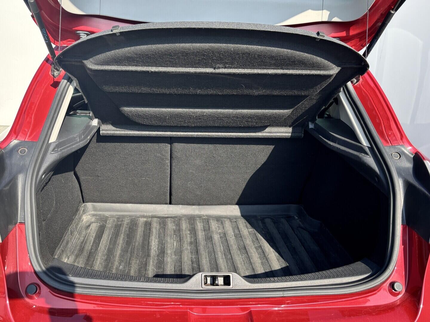 OZ190V01626_34.webp_MÉGANE Limited 1.6 SCe 81 kW manuál