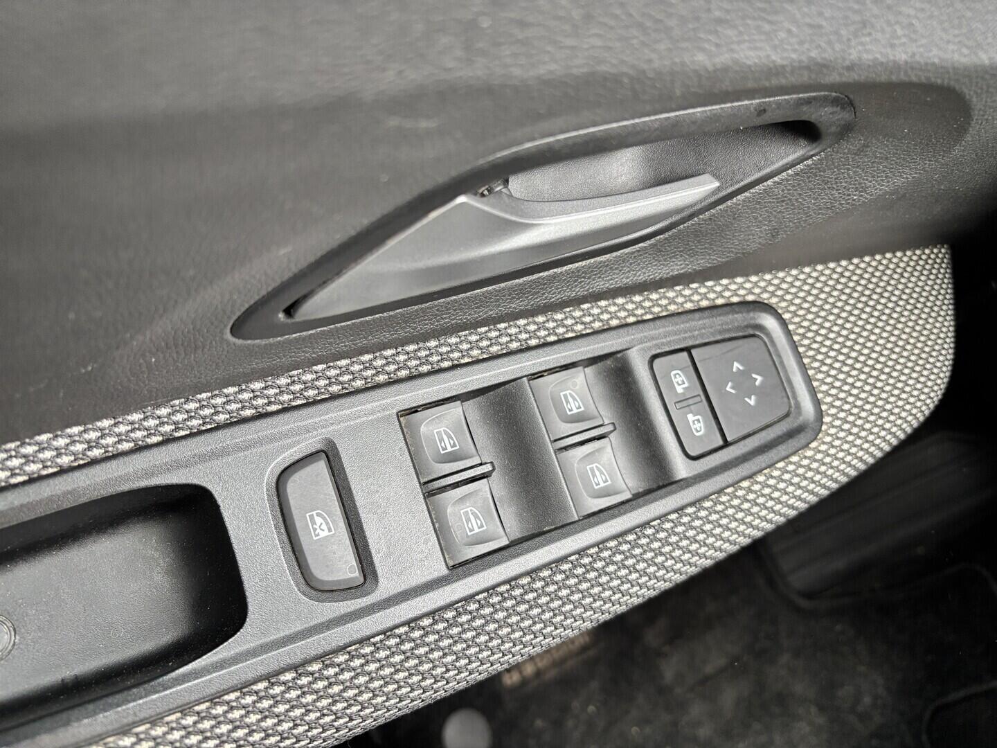 OZ190V01632_23.webp_JOGGER expression 1.0 TCe 74 kW manuál, DPH