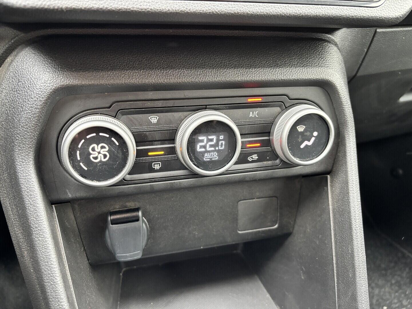 OZ190V01632_36.webp_JOGGER expression 1.0 TCe 74 kW manuál, DPH