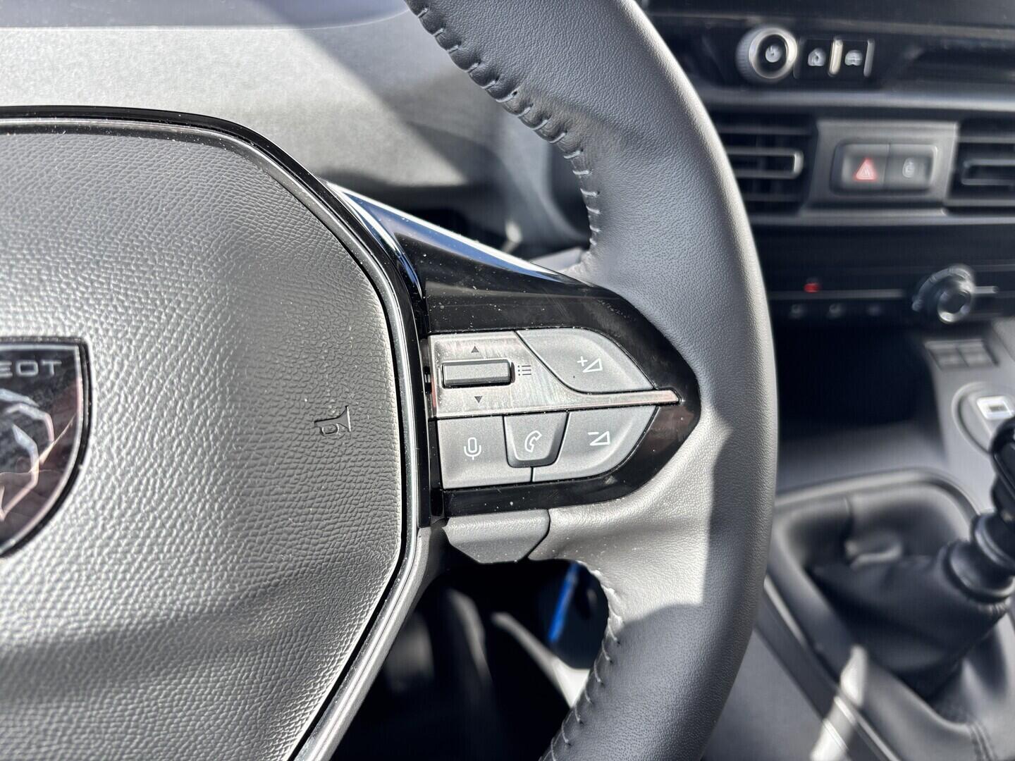 OZ190V01648_28.webp_RIFTER ALLure 1.5 HDI 96 kW manuál