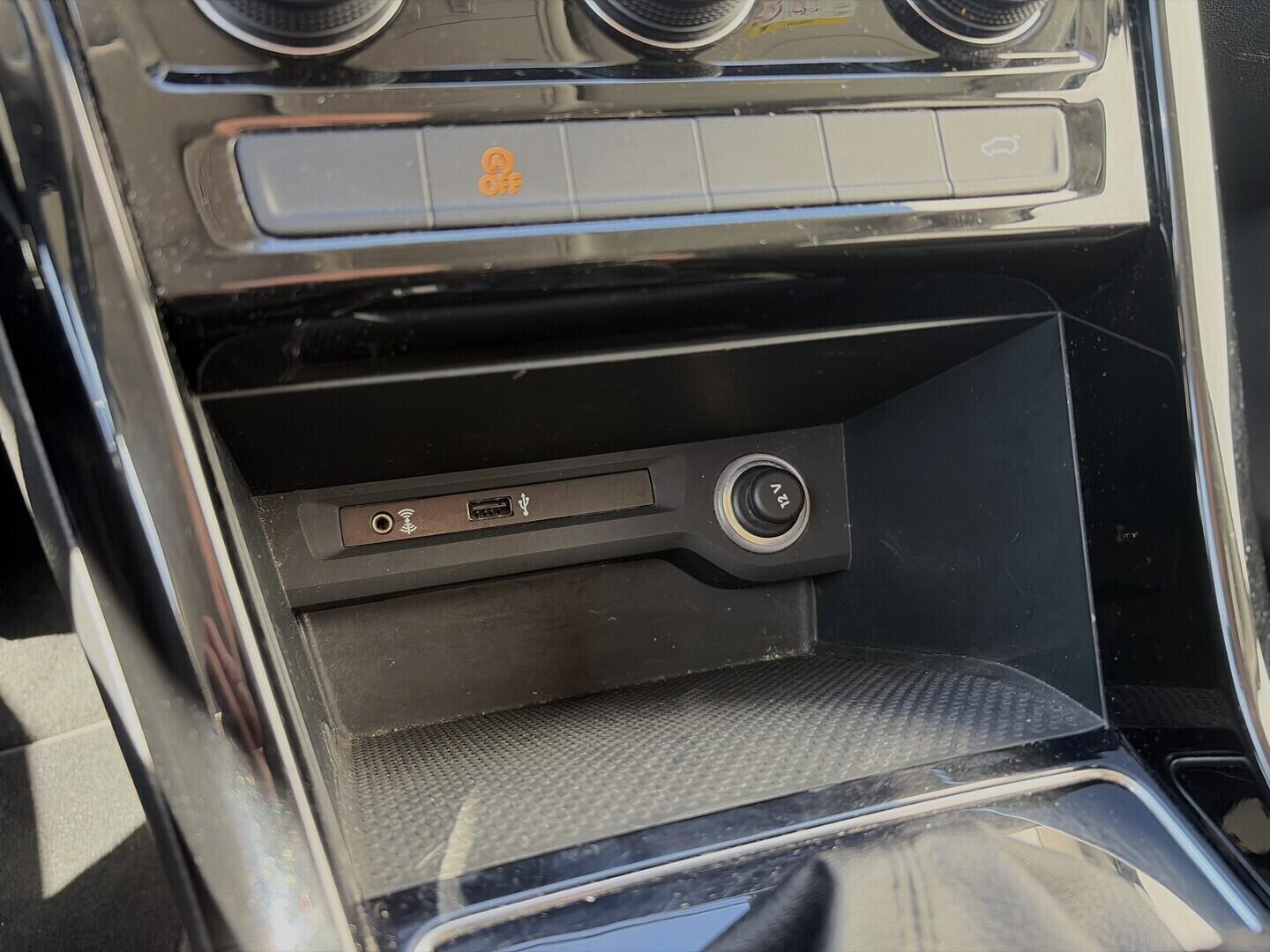 OZ190V01655_35.webp_TOURAN  2.0 TDI 110 kW manuál