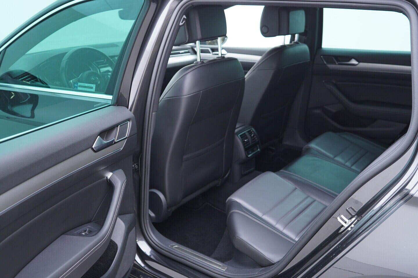 OZ190V01661_37.webp_PASSAT  2.0 TDI 140 kW automat