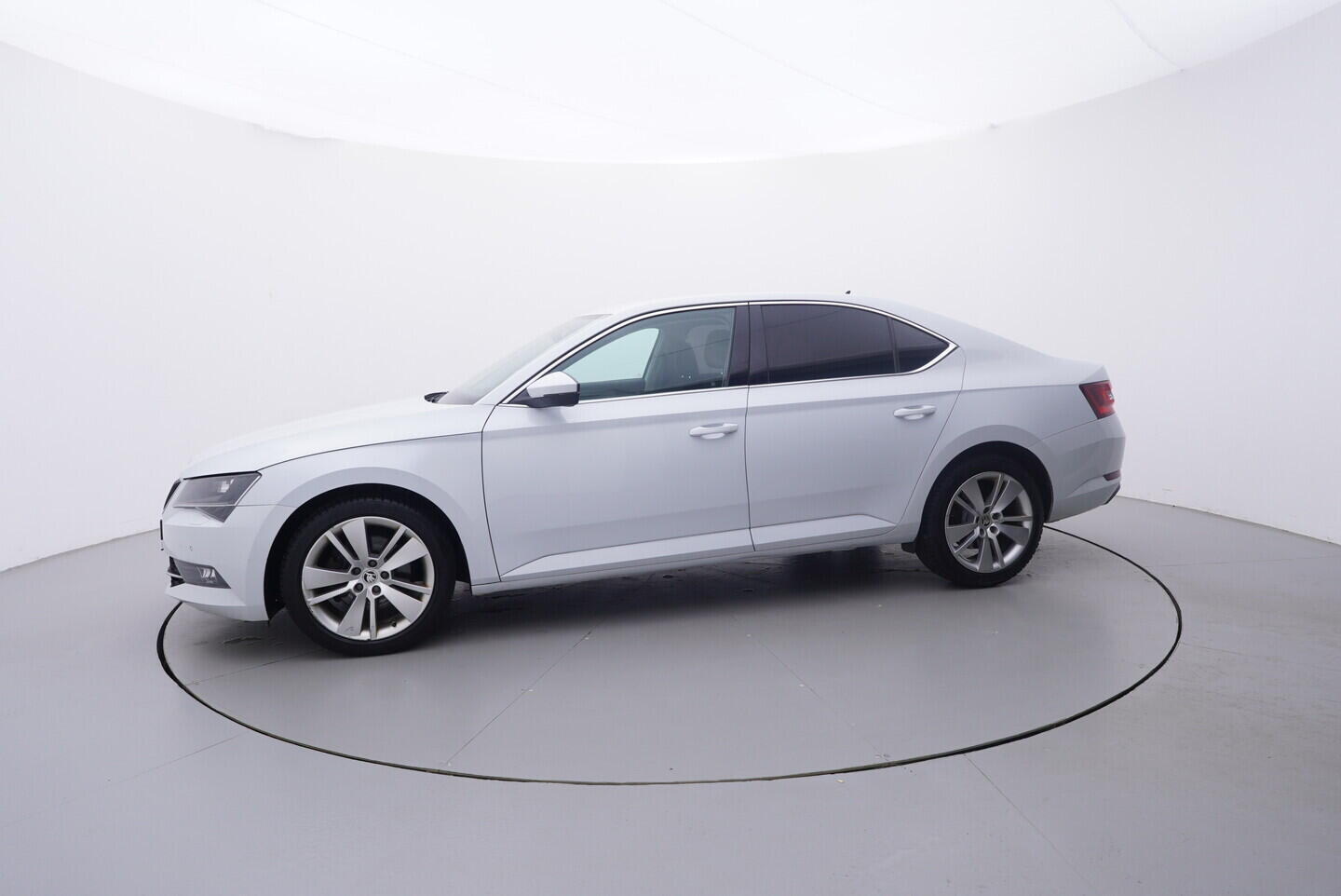 OZ190V01670_11.webp_SUPERB Style 2.0 TDI 140 kW automat