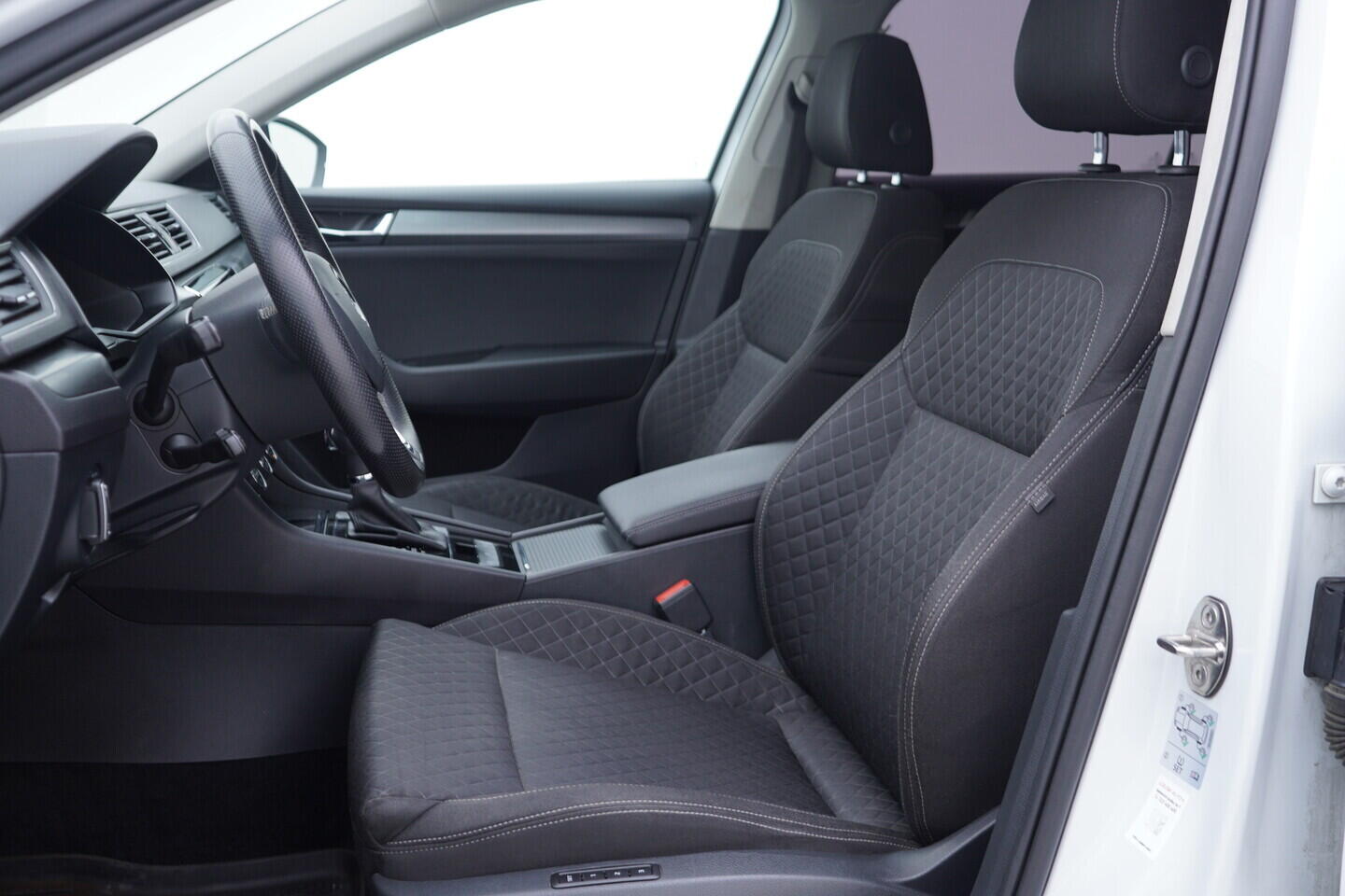 OZ190V01670_24.webp_SUPERB Style 2.0 TDI 140 kW automat