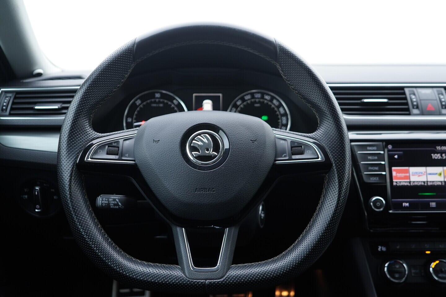 OZ190V01670_30.webp_SUPERB Style 2.0 TDI 140 kW automat
