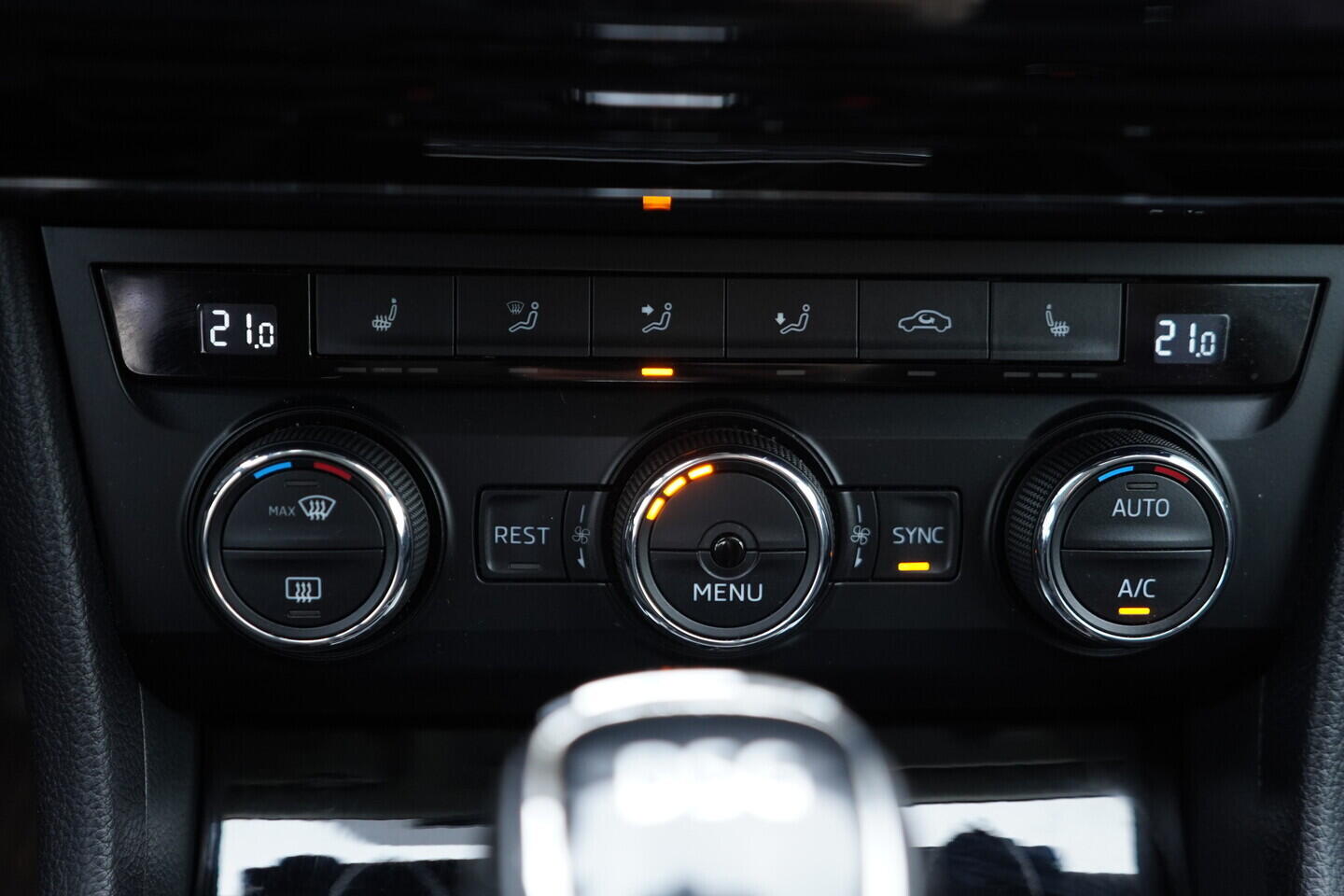 OZ190V01670_36.webp_SUPERB Style 2.0 TDI 140 kW automat