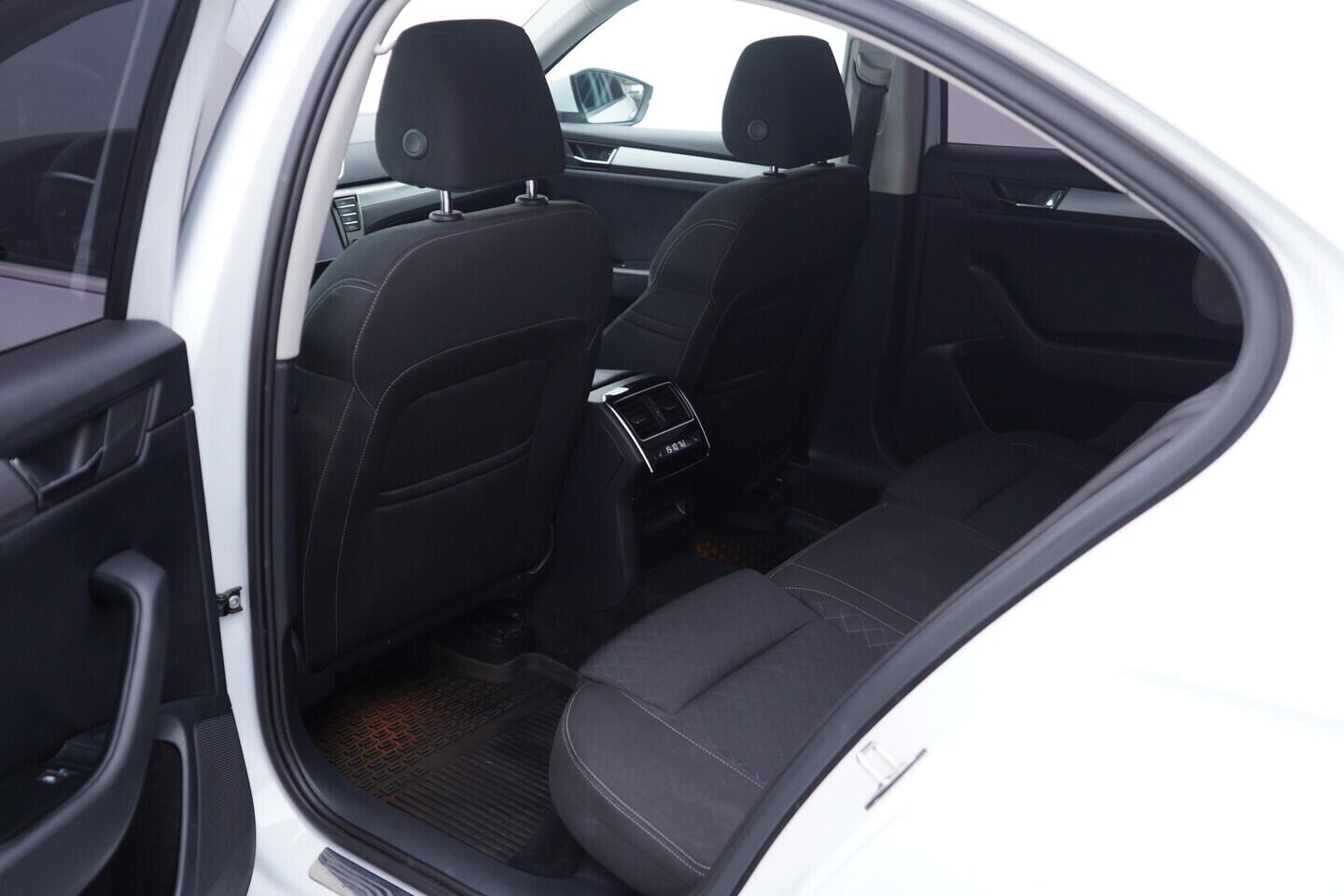 OZ190V01670_38.webp_SUPERB Style 2.0 TDI 140 kW automat