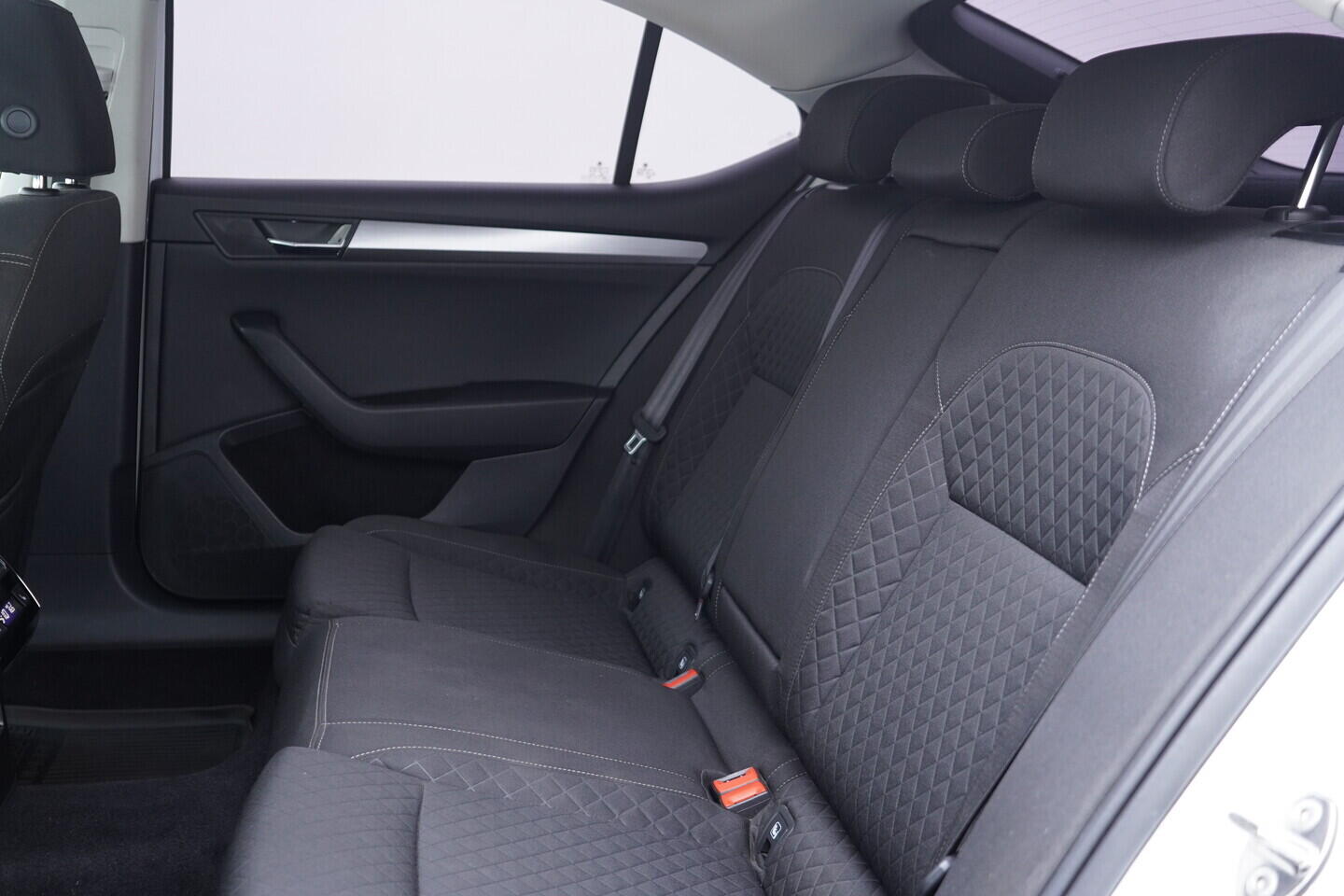 OZ190V01670_39.webp_SUPERB Style 2.0 TDI 140 kW automat
