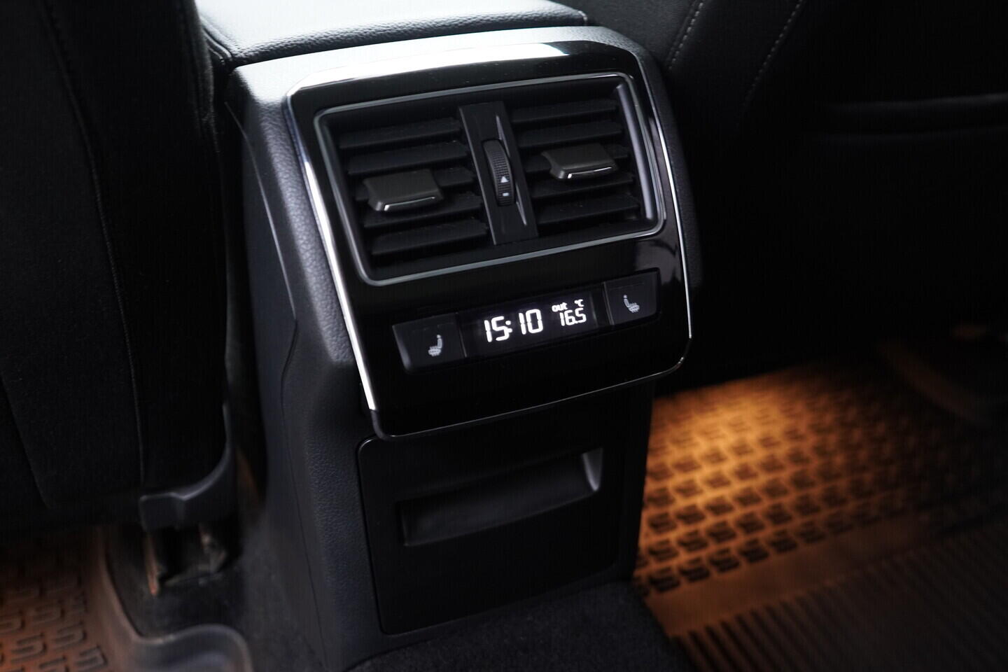 OZ190V01670_40.webp_SUPERB Style 2.0 TDI 140 kW automat