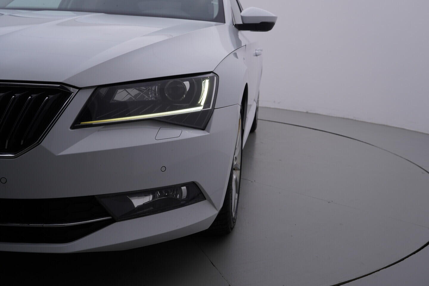OZ190V01670_46.webp_SUPERB Style 2.0 TDI 140 kW automat