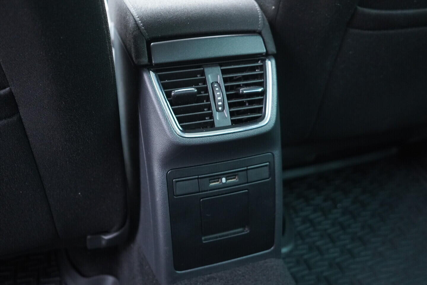 OZ190V01693_37.webp_OCTAVIA Ambition Plus 1.6 TDI 85 kW manuál, DPH