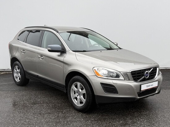 VOLVO XC60 Momentum 2.0 D3 120 kW manuál_3