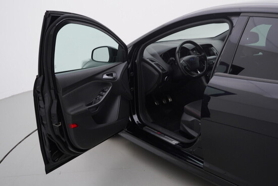 FORD FOCUS ST-line 2.0  110 kW manuál_4