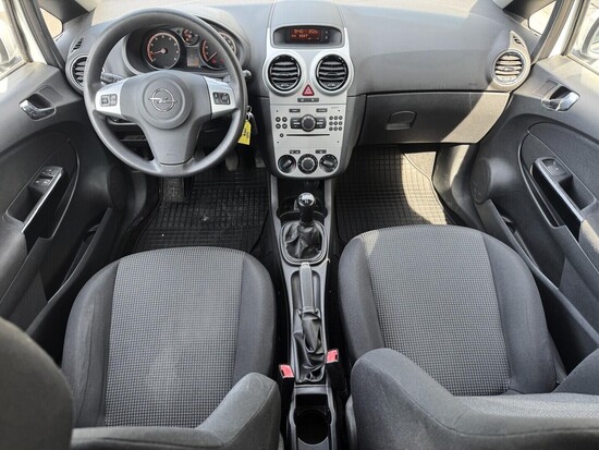 OPEL CORSA Selection Comfort 1.2 i 63 kW manuál_4