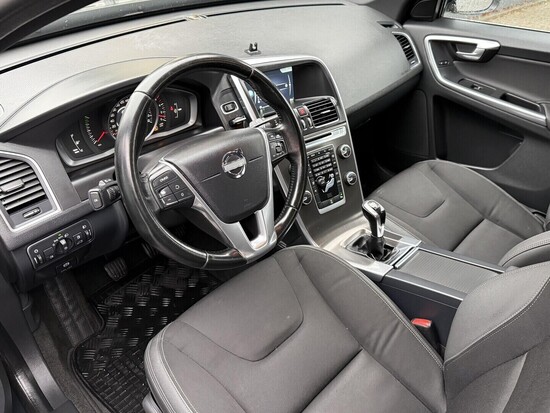 VOLVO XC60 Momentum 2.0 D4 133 kW manuál_4