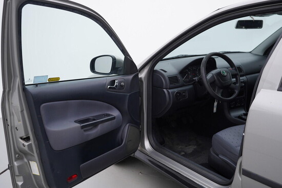 ŠKODA OCTAVIA Tour 1.6 16V 75 kW manuál_4