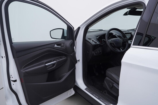 FORD KUGA Titanium 2.0 110 kW manuál_4