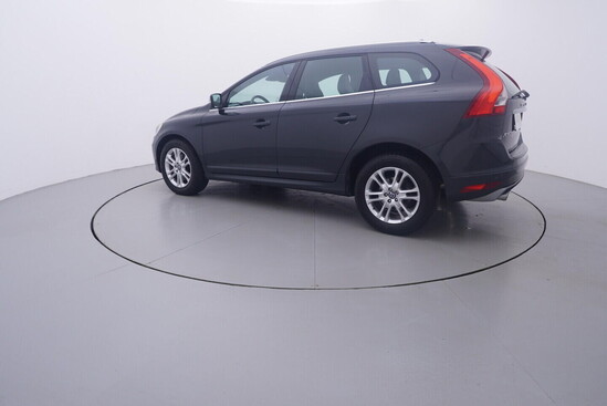 VOLVO XC60 R-design Momentum 2.4 D4 133 kW automat_2