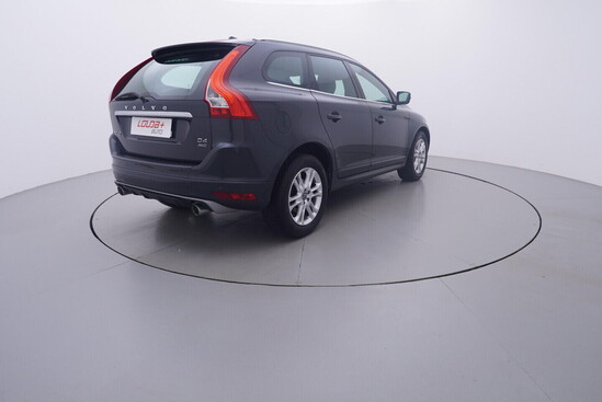 VOLVO XC60 R-design Momentum 2.4 D4 133 kW automat_3