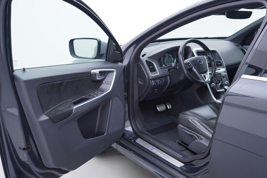 VOLVO XC60 R-design Momentum 2.4 D4 133 kW automat_4
