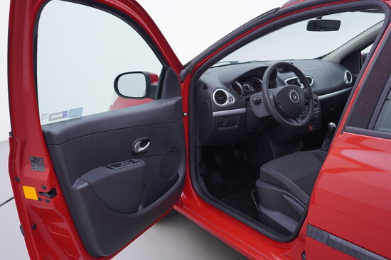RENAULT CLIO  1.1 . 55 kW manuál_4