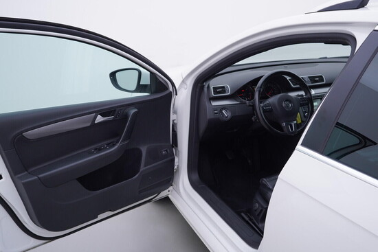 VOLKSWAGEN PASSAT VARIANT R-Line 2.0 TDI 103 kW manuál, DPH_4