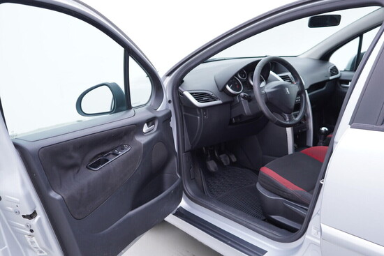PEUGEOT 207  1.4 16V 65 kW manuál_4