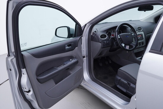FORD FOCUS  1.6 16V 74 kW manuál_4