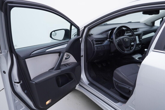 TOYOTA AVENSIS  2.0 D4 105 kW manuál_4