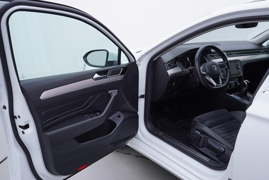 VOLKSWAGEN PASSAT Elegance 2.0 TDI 110 kW manuál, DPH_4