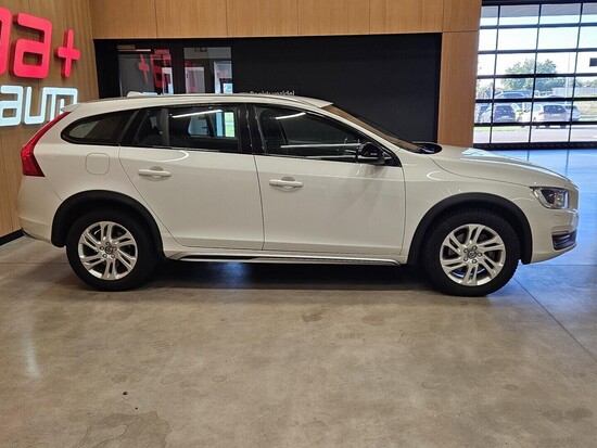VOLVO V60 Momentum 2.4 D4 140 kW automat_3