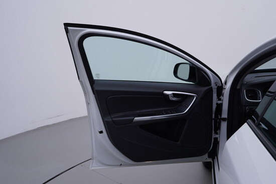 VOLVO V60 Momentum 2.4 D4 140 kW automat_4