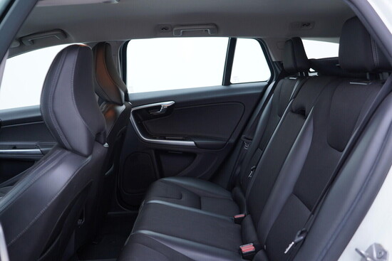 VOLVO V60 Momentum 2.4 D4 140 kW automat_5
