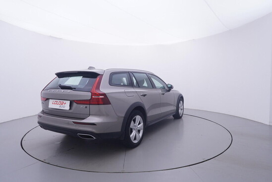 VOLVO V60 CrossCountry 2.0 D4 145 kW automat_3