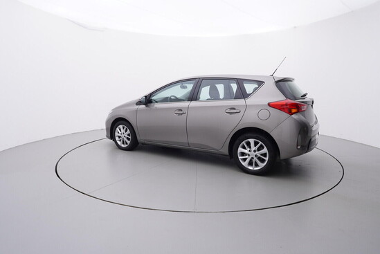 TOYOTA AURIS Life+ 1.6  97 kW manuál_2