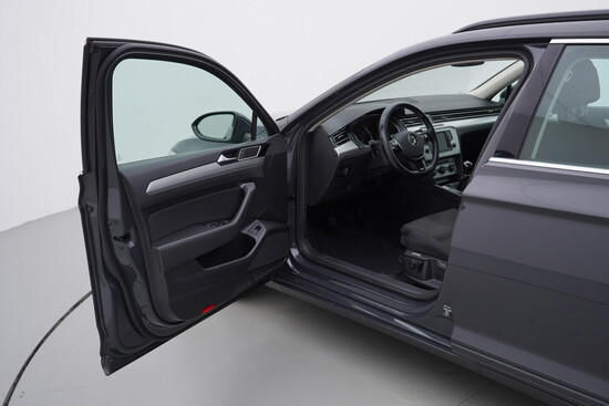 VOLKSWAGEN PASSAT VARIANT COMFORTLINE 1.6 TDI 88 kW manuál, DPH_4